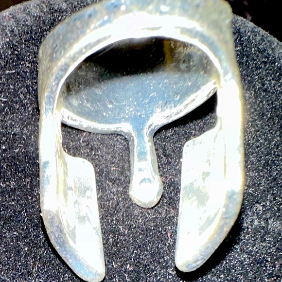 NWOT Helmet ring, silver tone with hammered look size 9. - Picture 2 of 2